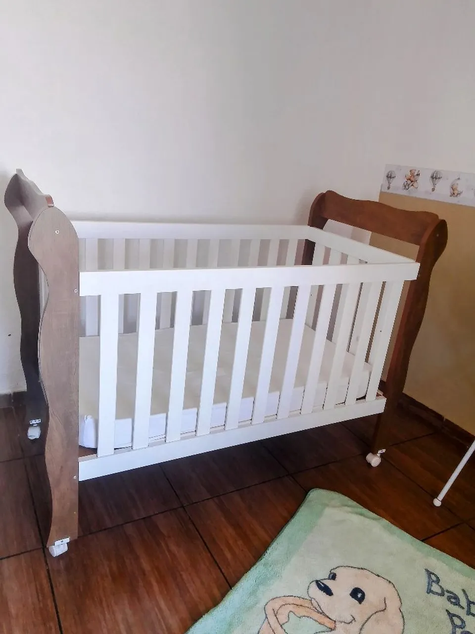 Berço de bebê com design elegante
