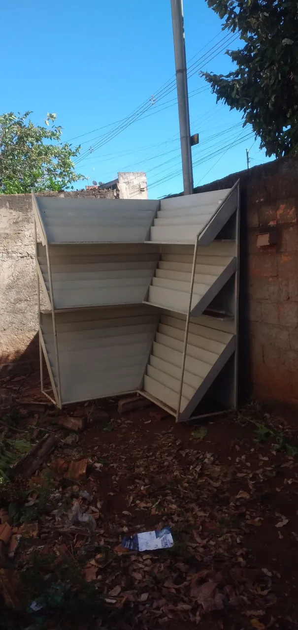 Estante de metal para organização