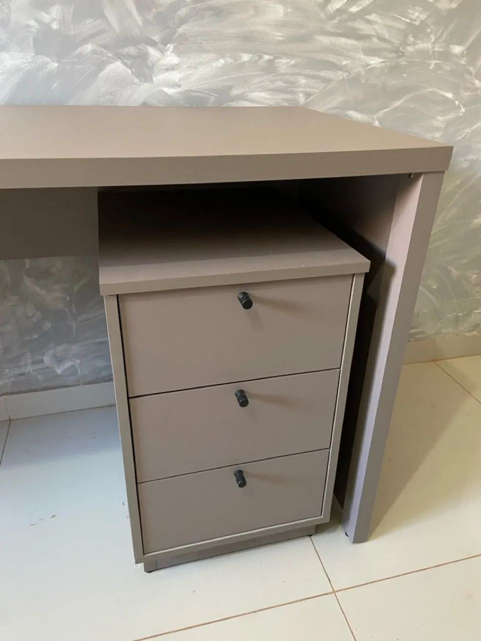 MESA ESCRITÓRIO 1,80m COM GAVETEIRO 3 GAVETAS 100% MDF - Foto 4