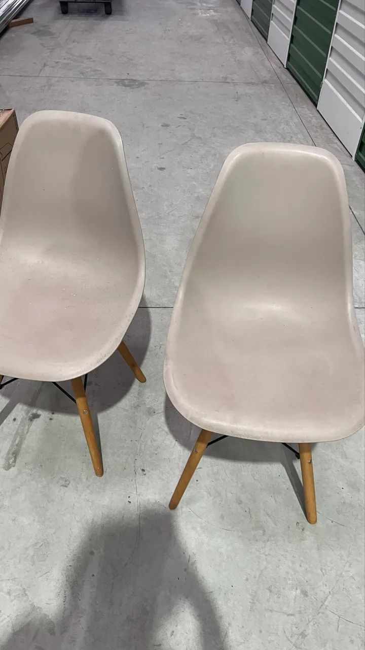 Conjunto 4 Cadeiras eames rosa jantar base Madeira  - Foto 4