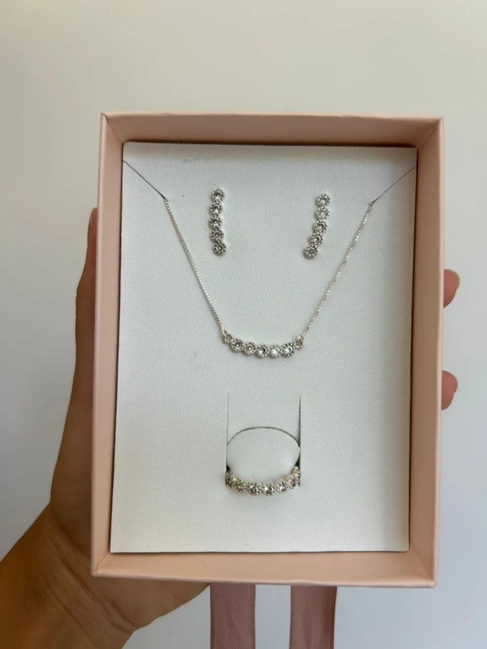 Conjunto de Brincos, Colar e Anel com Pedras