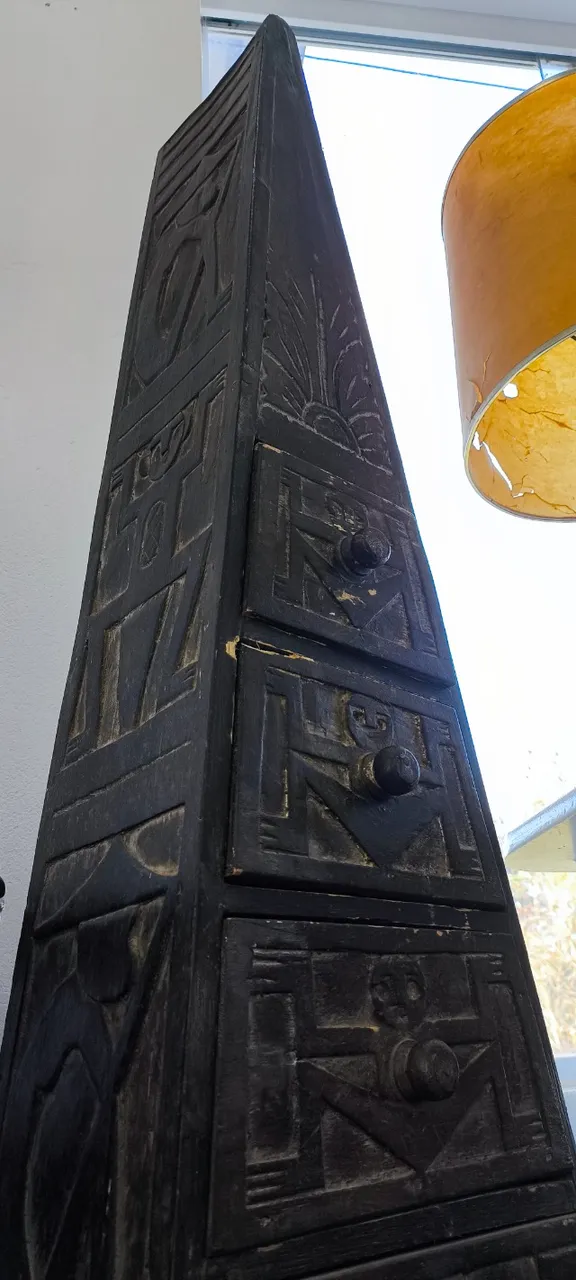 BAIXOI - Móvel/comoda em formato piramide