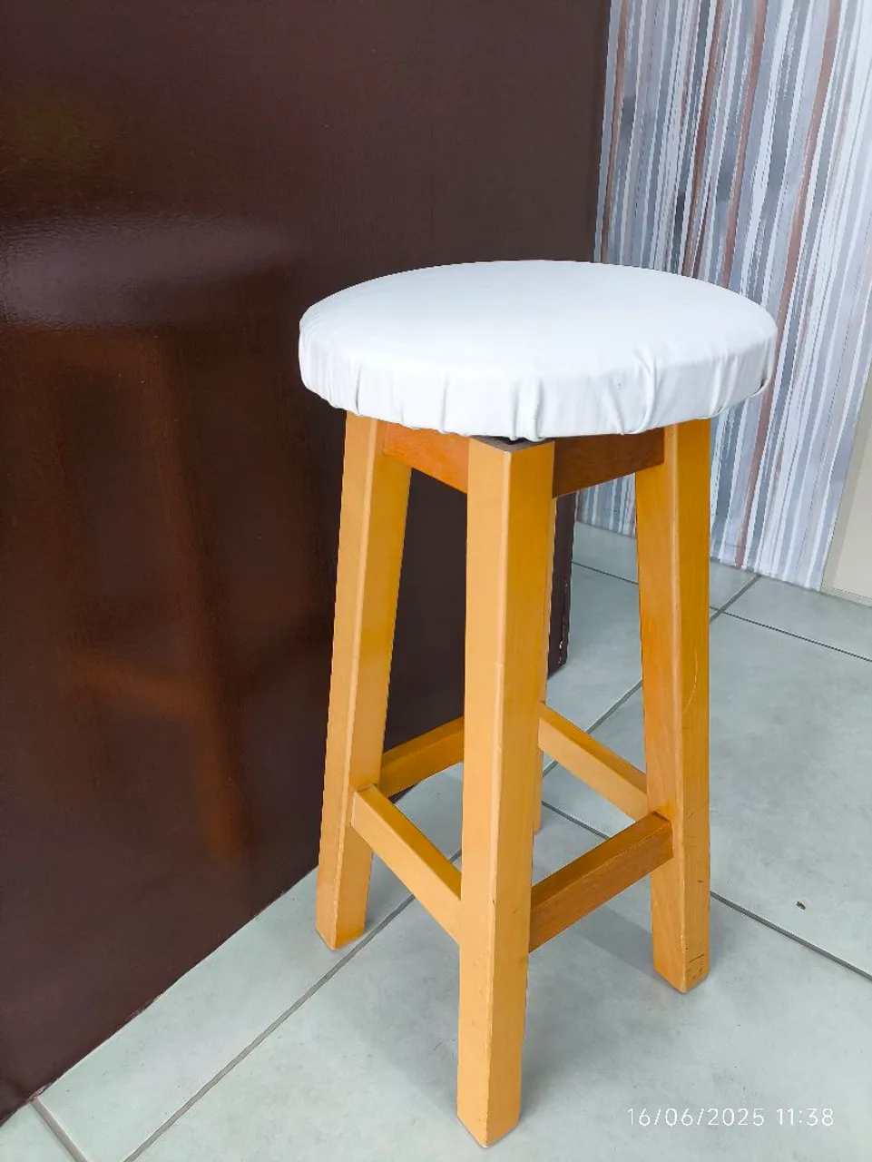 Banqueta giratória de Madeira com Assento Branco