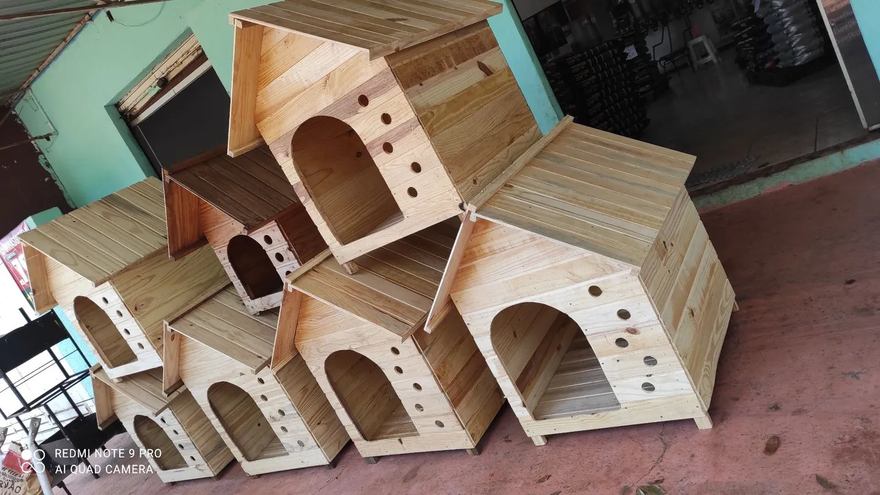 Casinhas de cachorro de madeira e plástico 