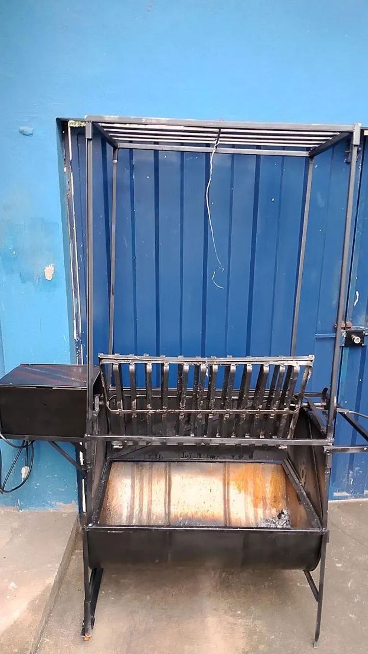 Churrasqueira com eixo giratório para assar costelão e leitão com varal de defumação - Foto 5