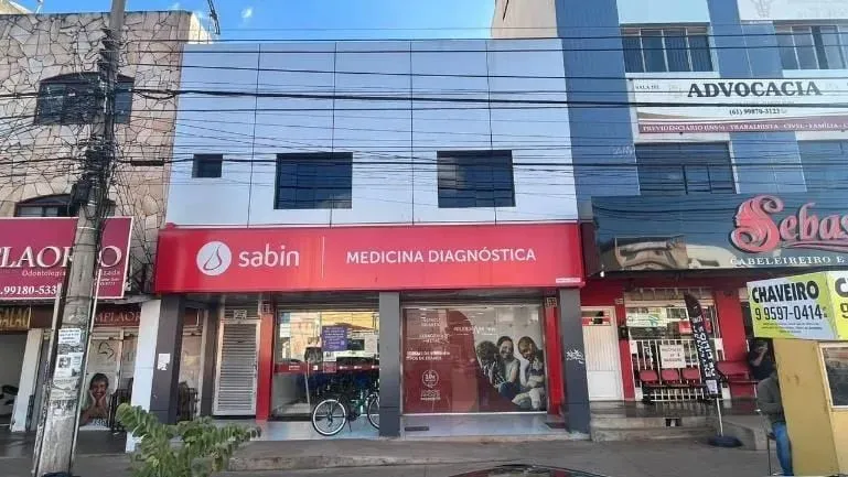 Vendo Prédio comercial com loja de 300m2 ac,ALUGADA na Avenida principal do Paranoá-DF