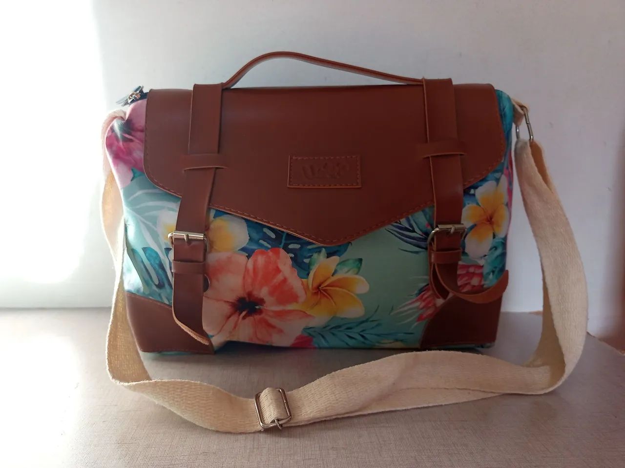 Bolsa carteiro com alça PVC ,poliamida e poliéster floral