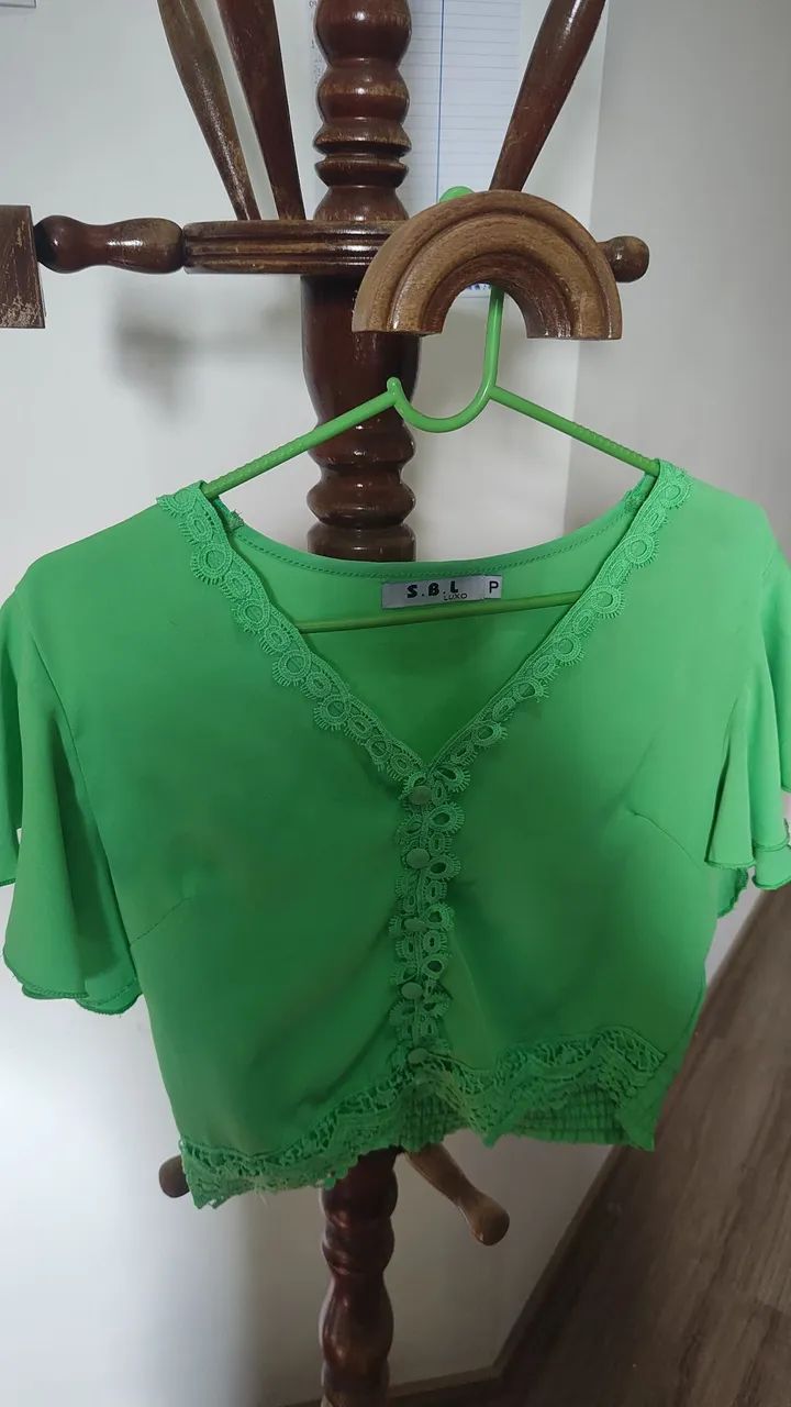 Blusa Verde Detalhada com Renda Tam.P