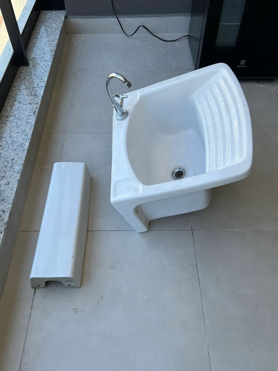 Tanque de coluna Deca, com válvula Celite e torneira (pouco uso) - Foto 5