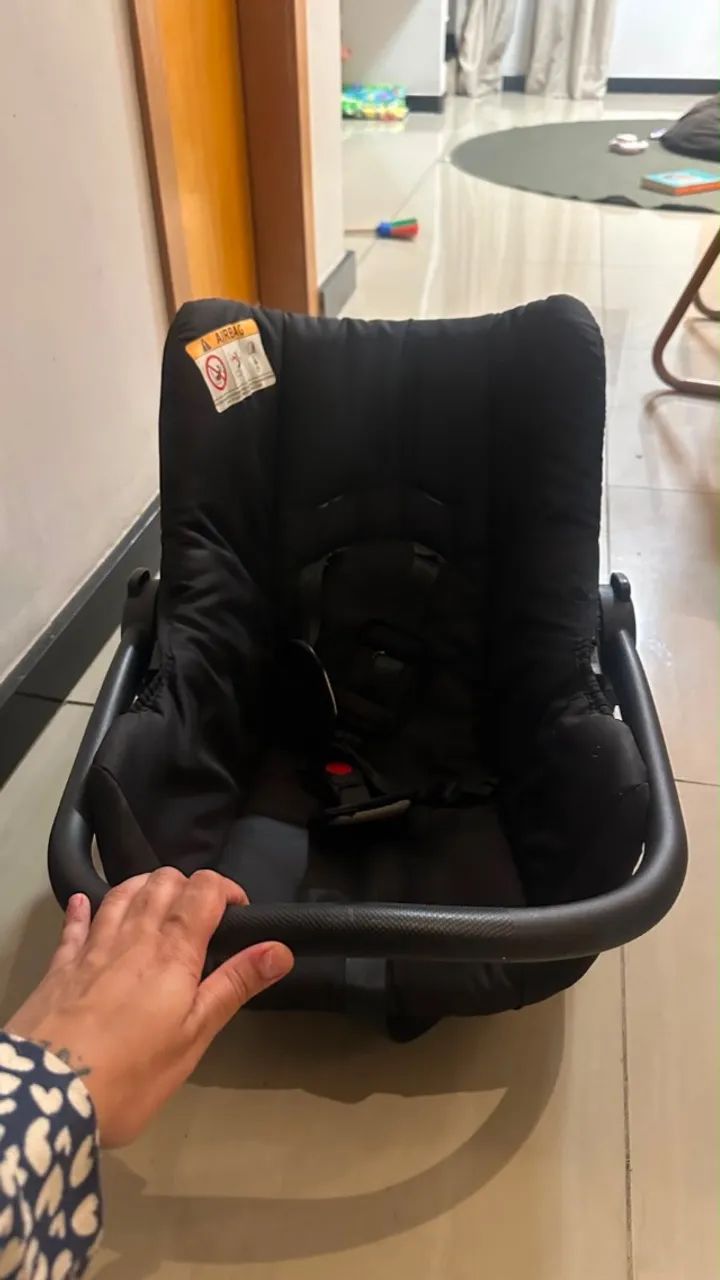 Carrinho de bebê com bebê conforto  - Foto 3