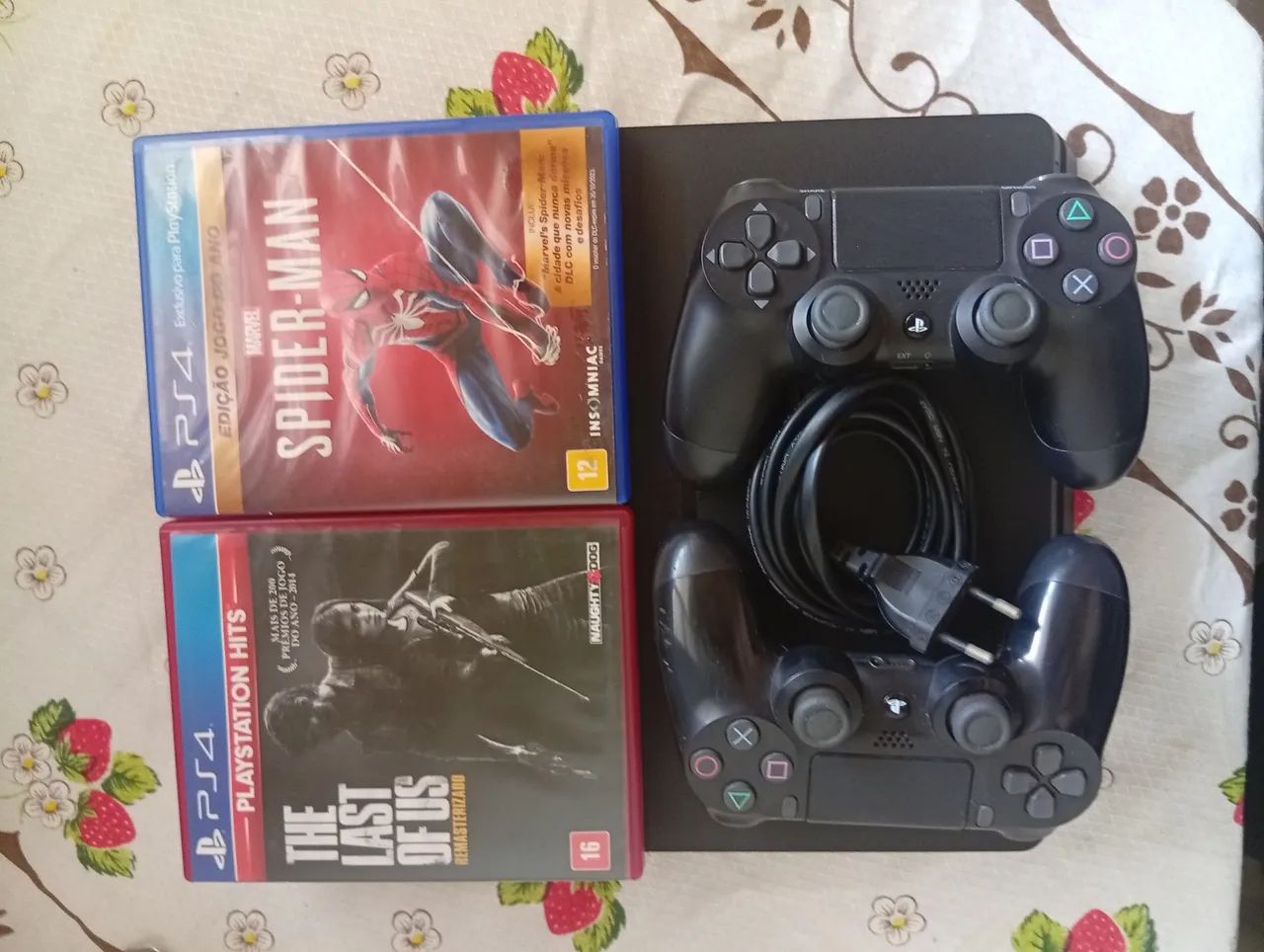 PS4 Slim (modelo CUH-2116A) + 2 controles e jogos