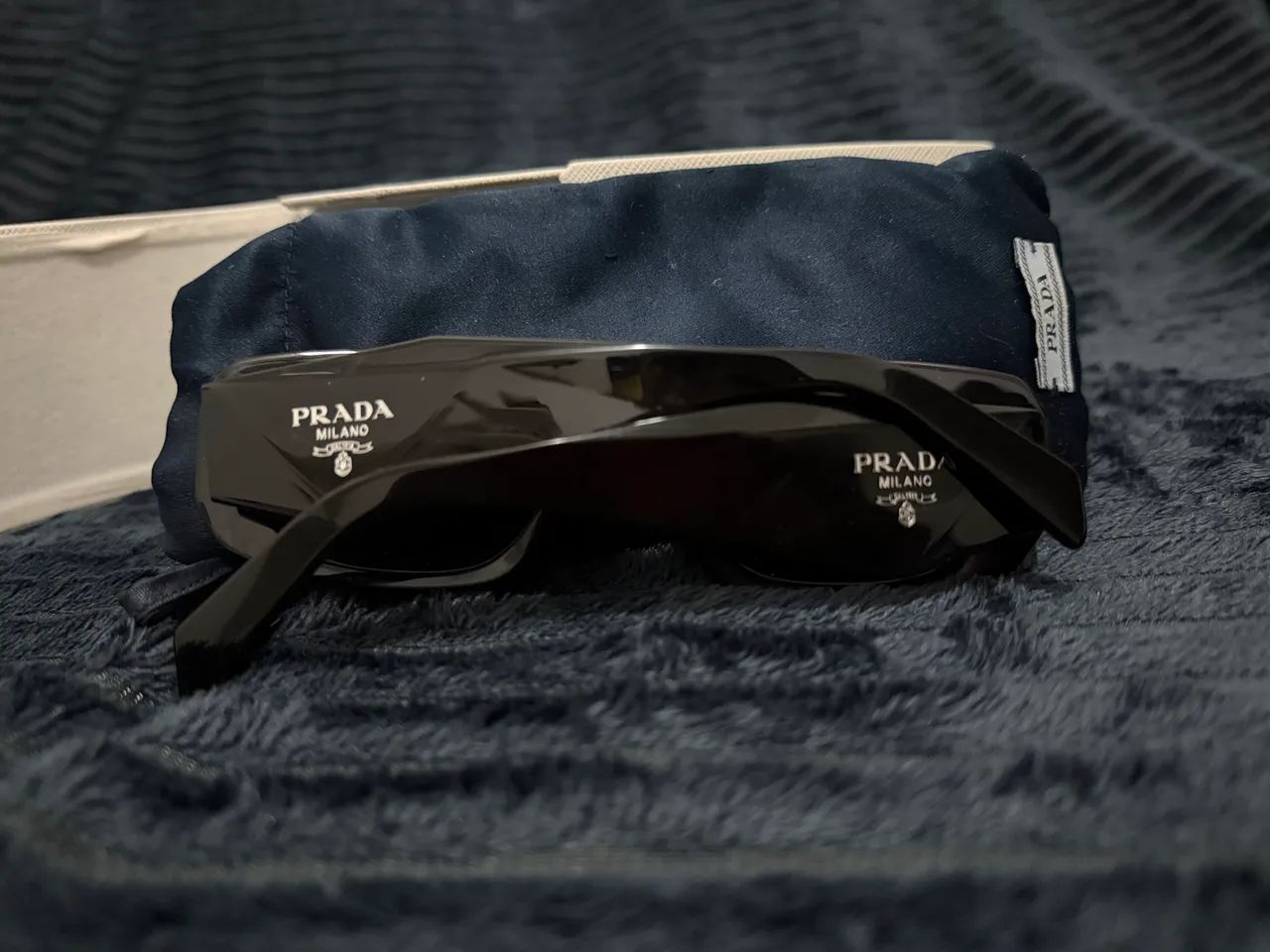 Óculos modelo icônico da Prada, especificamente da linha Symbole. - Foto 3