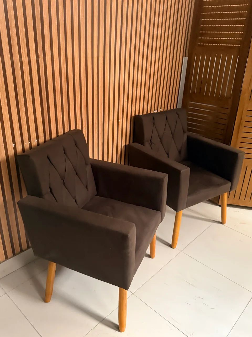 Conjunto de duas cadeiras de suede marrom - Foto 2