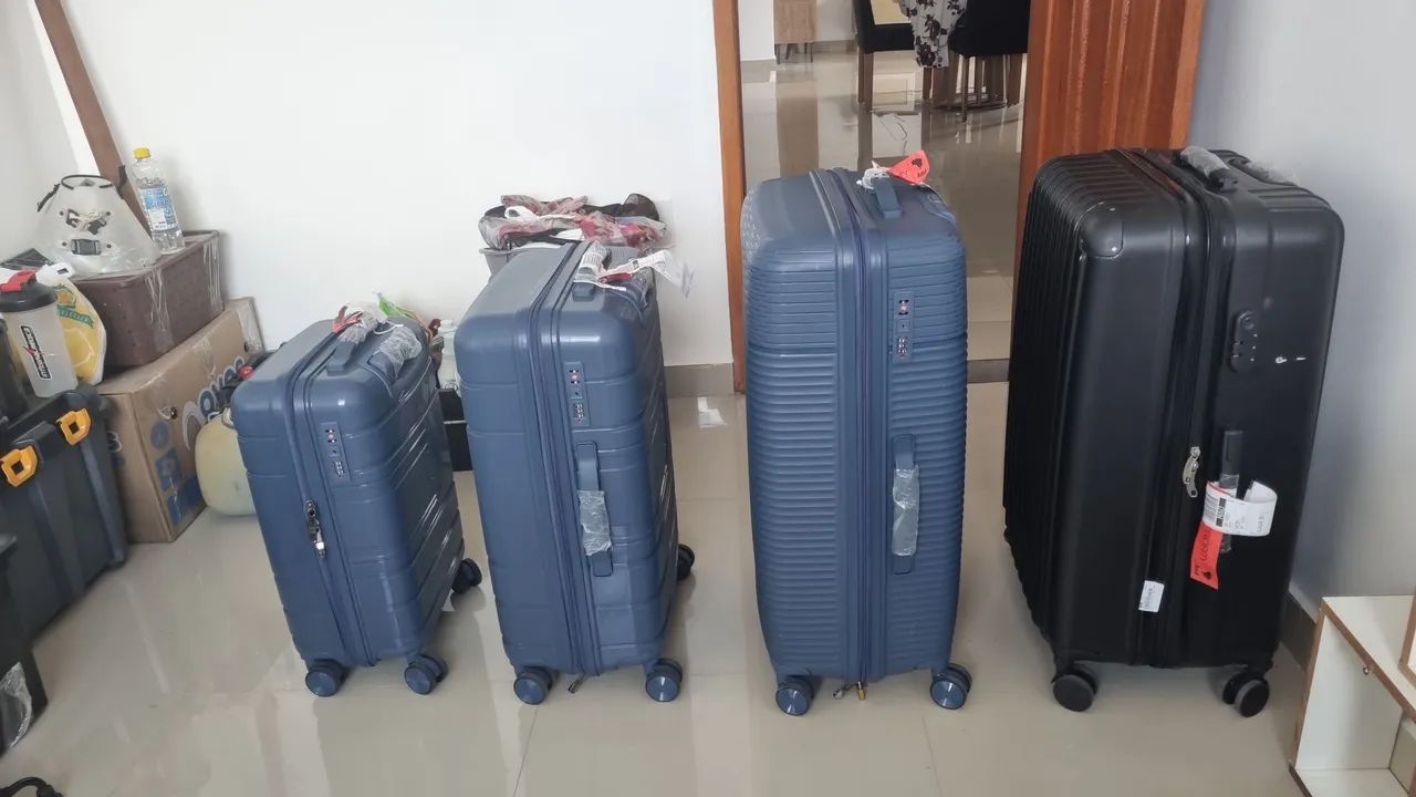 Vendo 4 malas ssemi novas, usadas uma vez. Dalva com Neide *. 