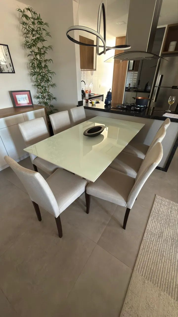 Mesa de madeira com tampão de vidro e 8 cadeiras  - Foto 2