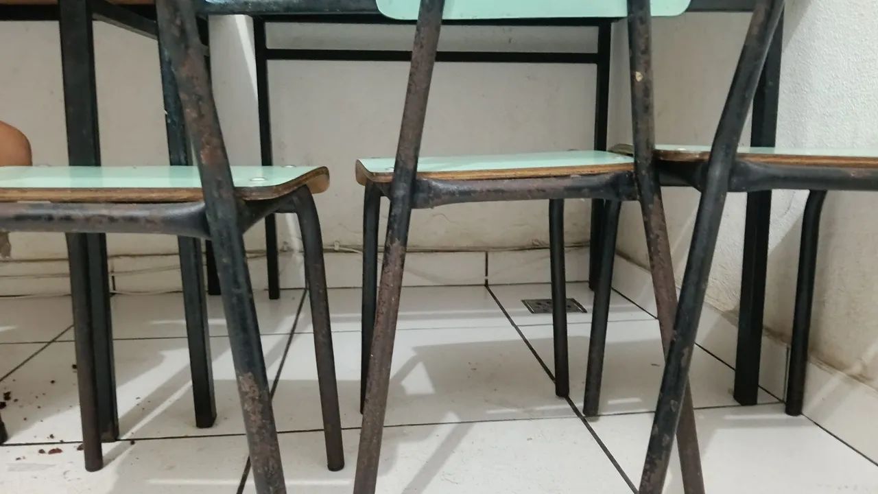 Mesa infantil de ferro e madeira + 3 cadeiras grátis  - Foto 4