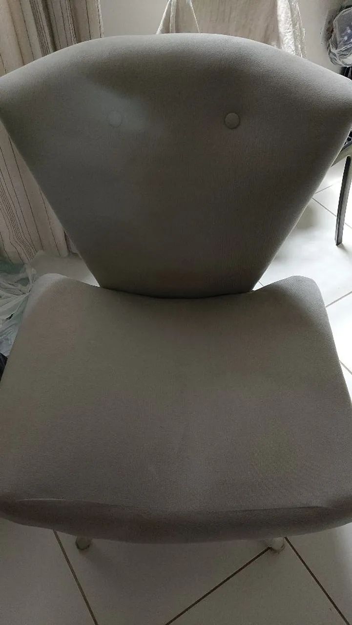 Poltrona cinza quase nem usada por 150 reais 