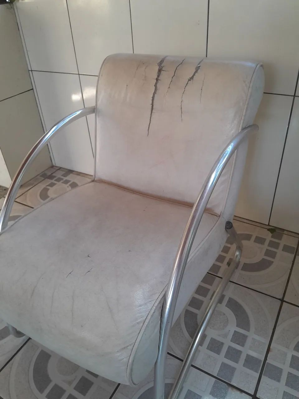 Vendo Cadeira corino branca  - Foto 3