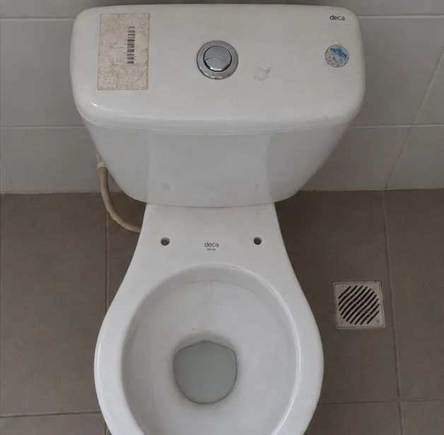 Vaso sanitário da deca com caixa aclopada sem uso
