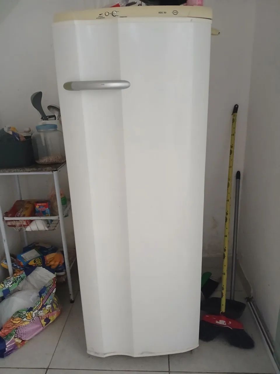 Geladeira toda boa pra vender logo!