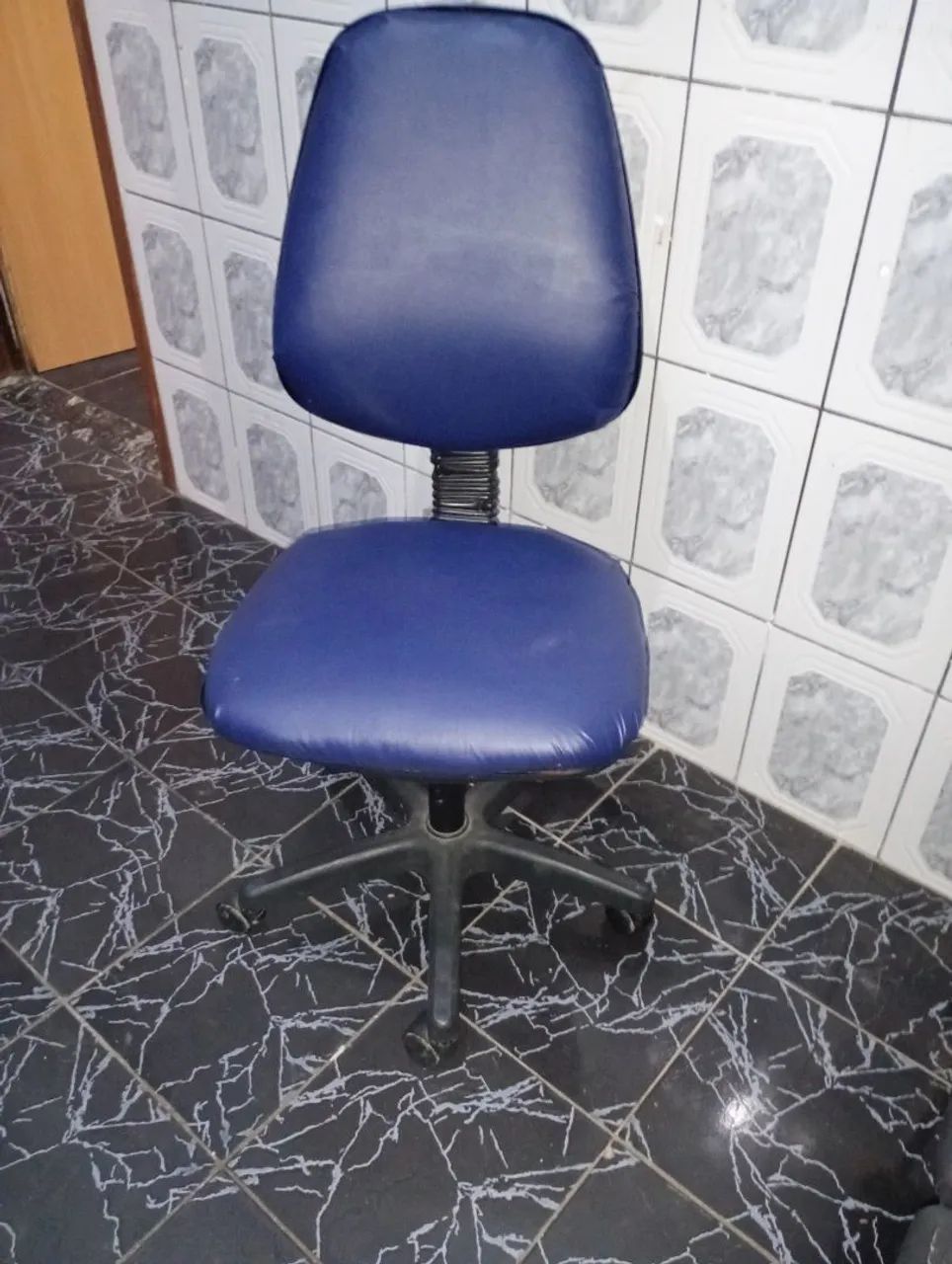 Cadeira de escritório azul - Foto 5