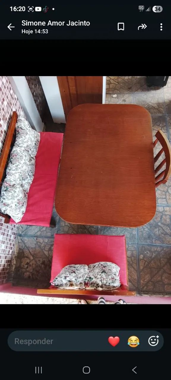 Mesa com banco e cadeira