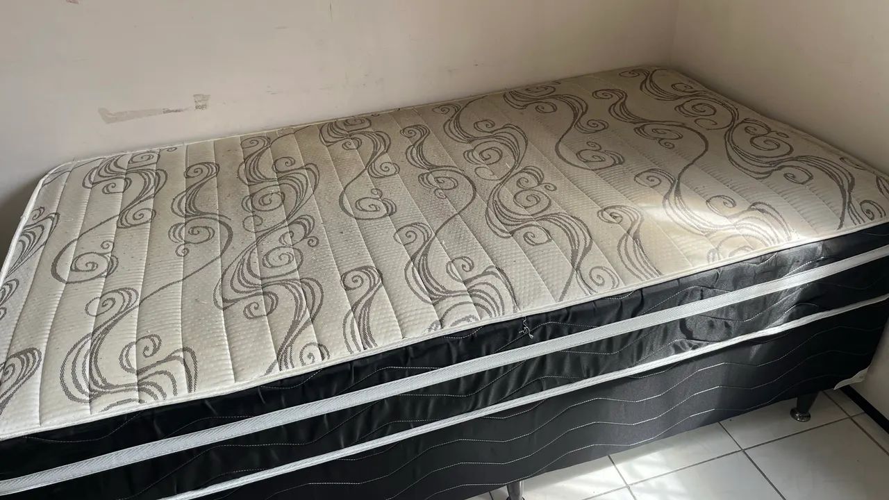 Vende-se conjunto box solteirão muito pouco usado 