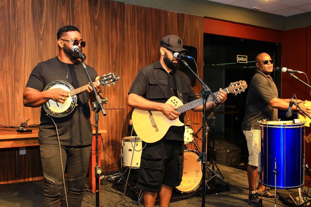Banda, grupo de pagode, cantor de samba / contrate / aniversários /confra/ casamentos. - Foto 3