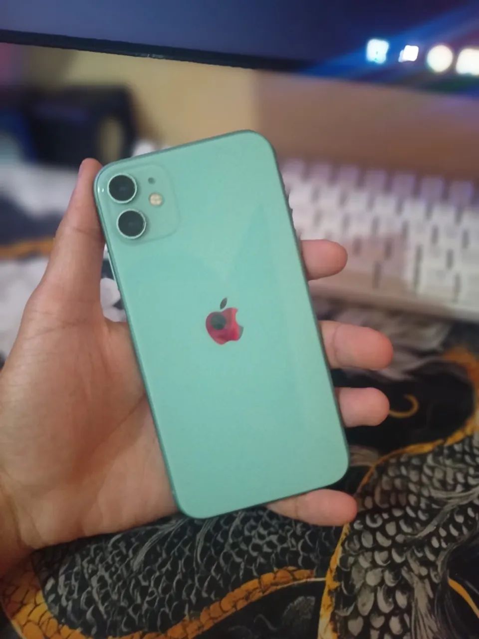 iPhone 11 usado 64g - funcionando perfeitamente + capa, carregador e fone - Foto 2
