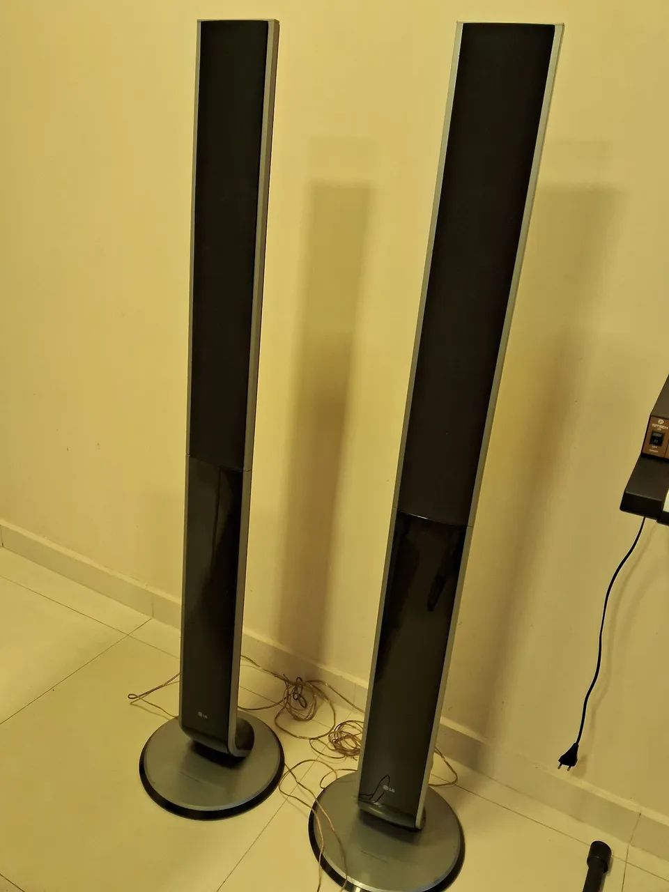 Caixas torre LG