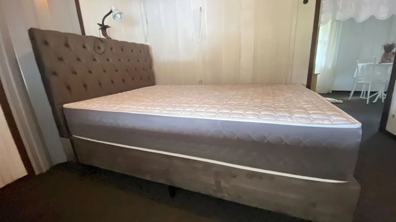 Cama de casal: base, colchão, cabeceira e luminária  - Foto 3