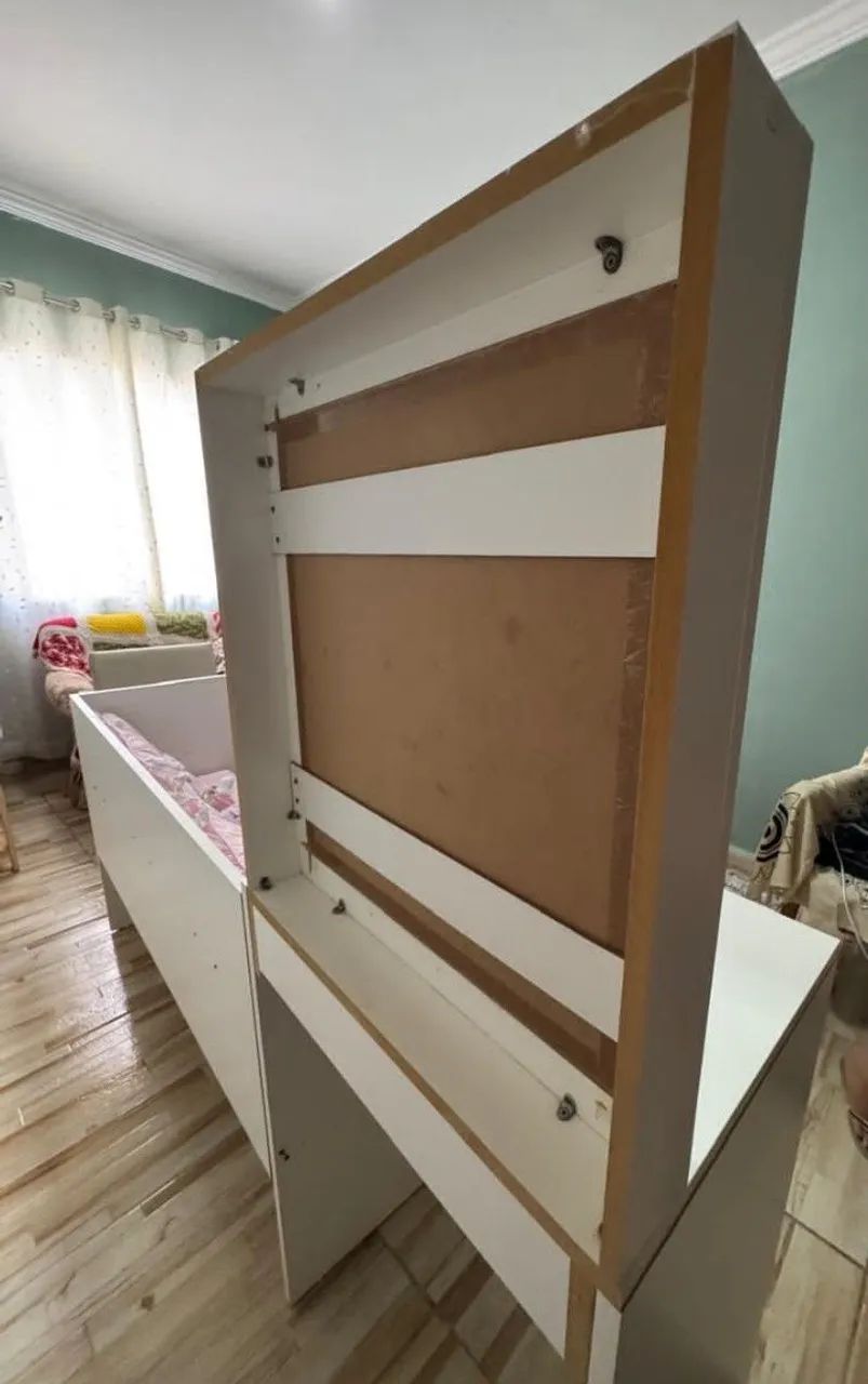 Vendo conjunto infantil de penteadeira,banco acoplado e banqueta de madeira  - Foto 4