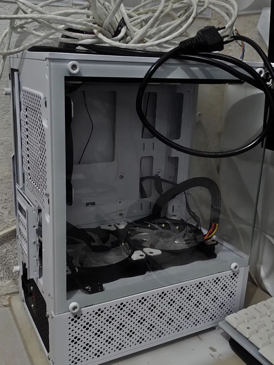 Gabinete com fãs com fonte de 220w semi novo usei só 2 vezes 