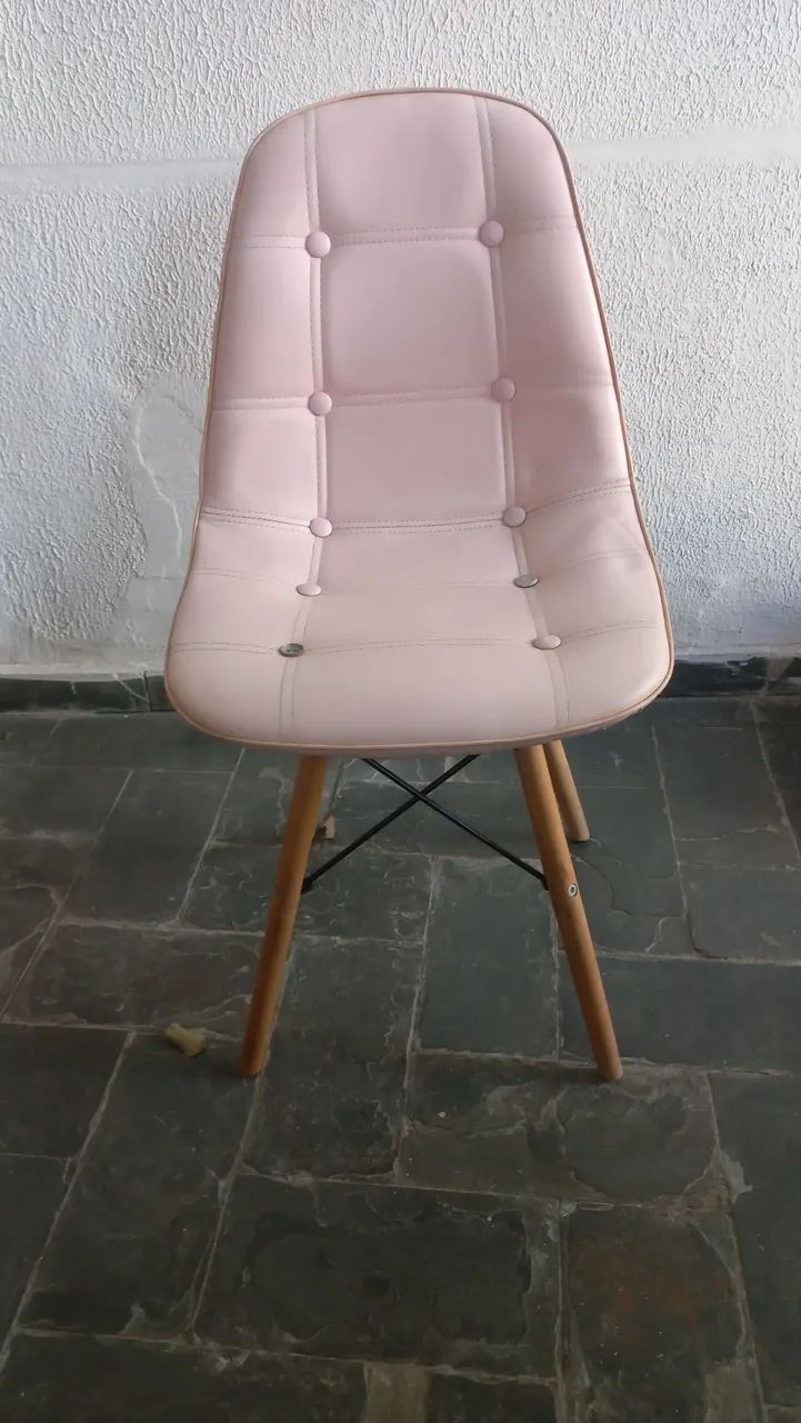 Cadeira Eames Eiffel Botonê - Rosa - Base De Madeira <br><br>Clara