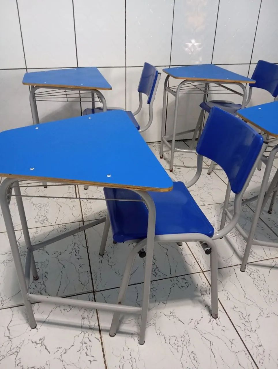 Mesas e cadeiras escolares