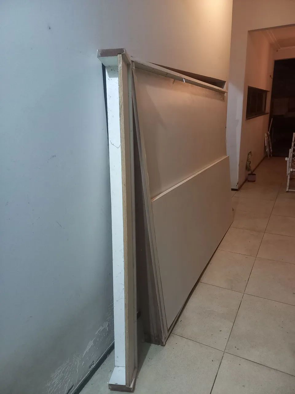 Vendo porta divisoria com corredice, de 2,30 de altura com 1,60 de largura conservada - Foto 2