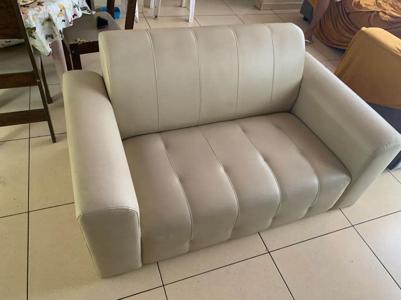 Sofá Jacaúna, três lugares, semi novo preço negociável! - Foto 2