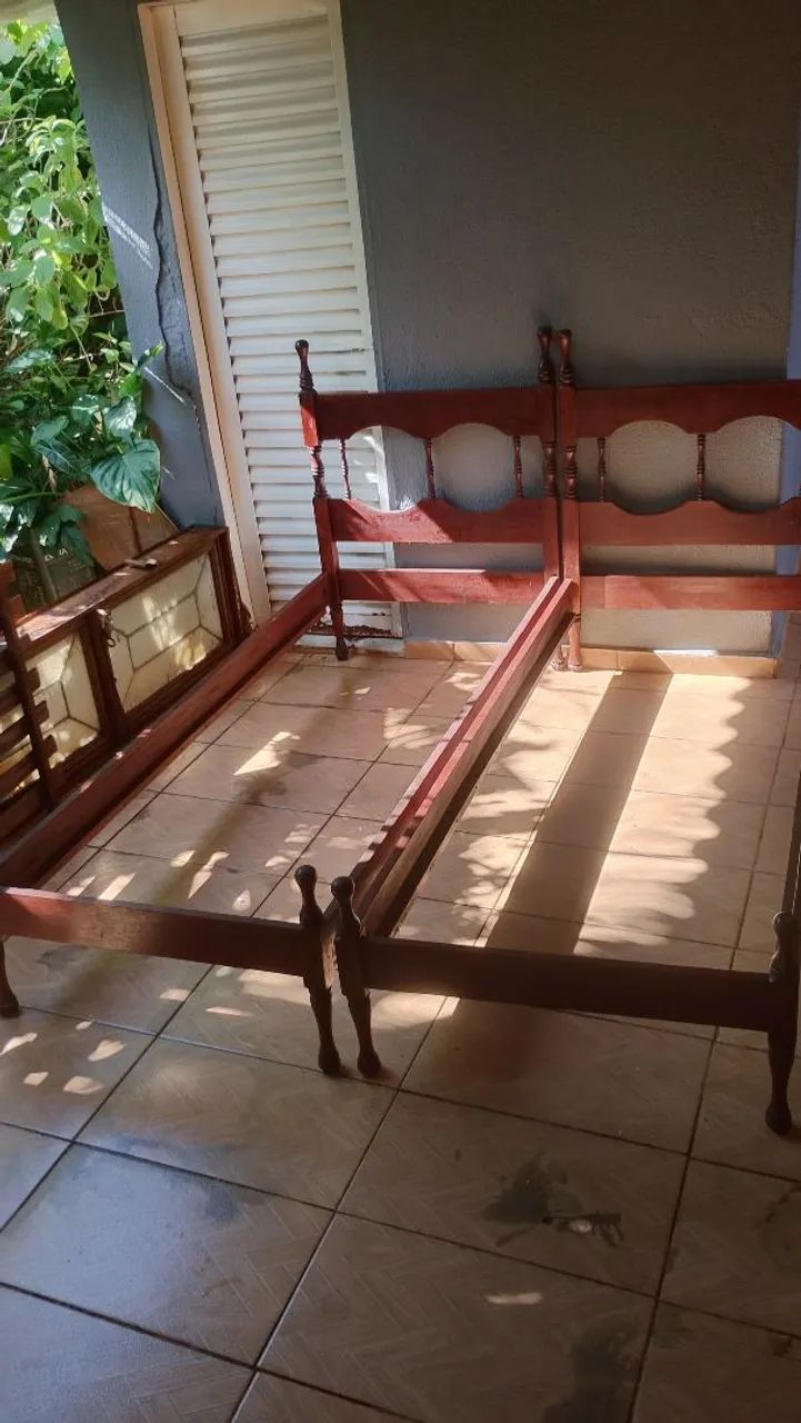 Vendo cama de solteiro  150$ cada, as duas completa, menos colchão... - Foto 2