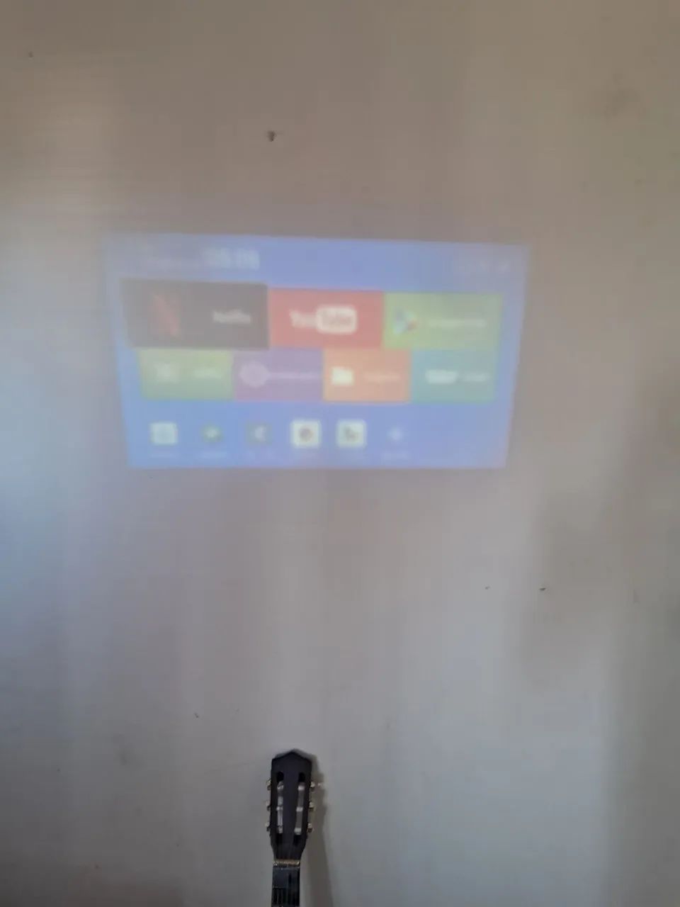 Projetor de celular e contém aplicativos próprios, funciona como uma TV de 120 polegadas,  - Foto 2