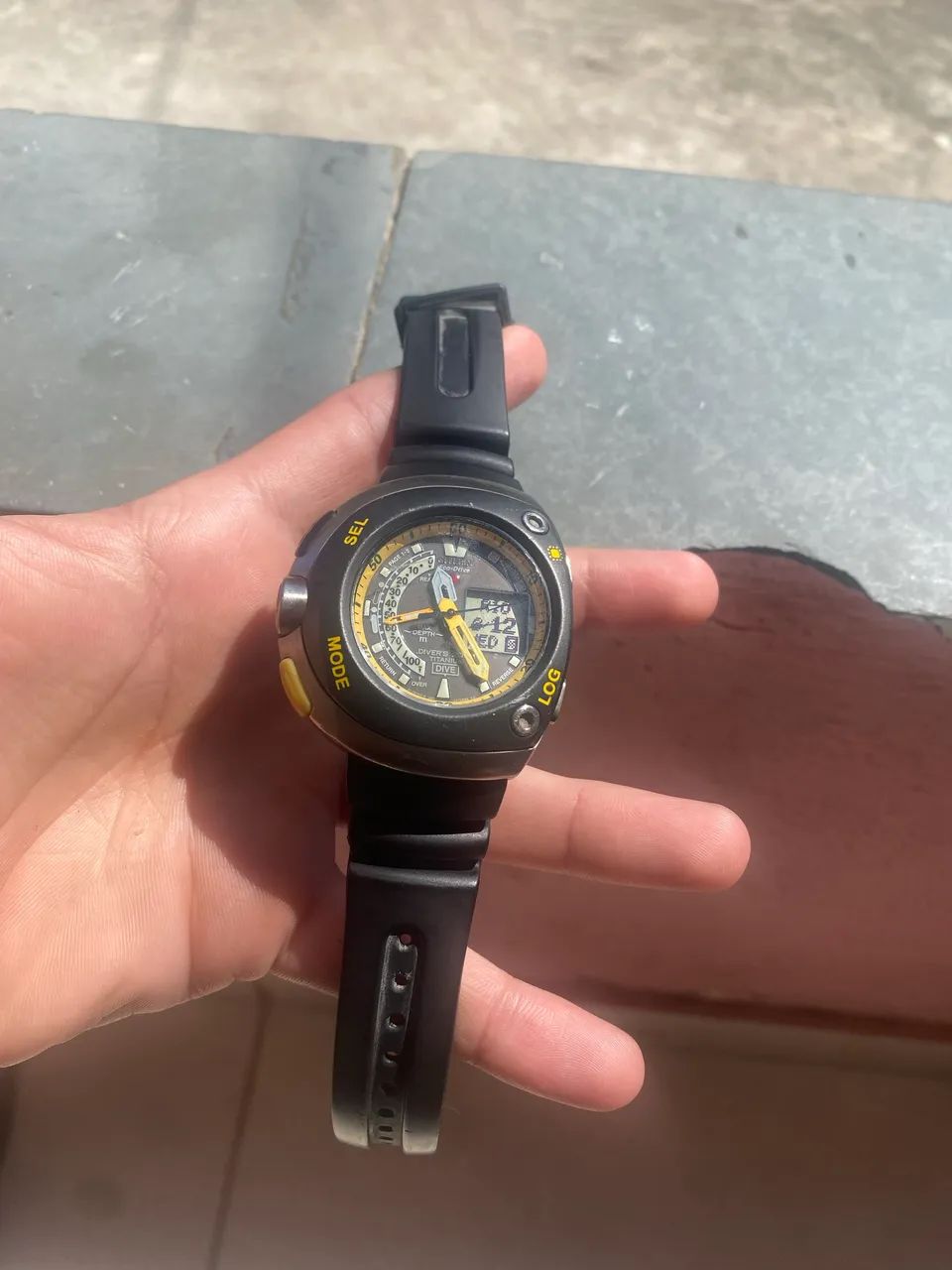 Vendo Relógio Citizen Meia Lua Laranja e Meia Lua Amarelo  - Foto 3