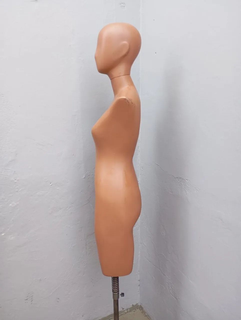 Manequim pra modelagem marrom com pedestal 