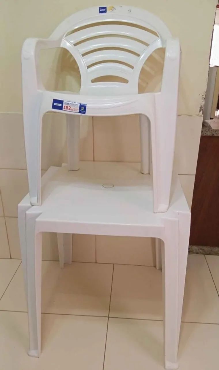 Mesa de plástico branca com cadeira - Foto 2
