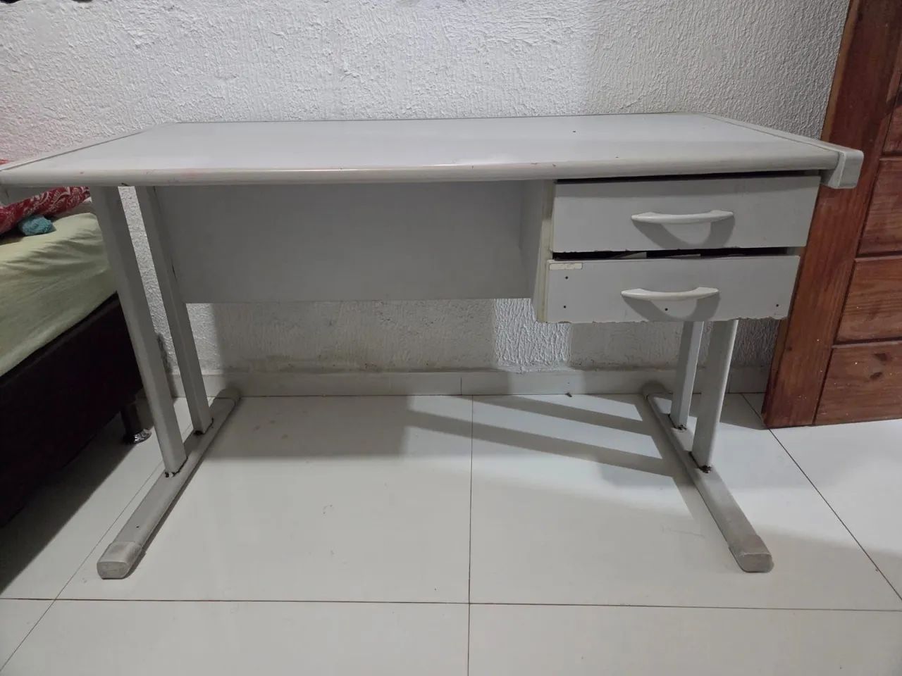Mesa de escritório com 2 gavetas - Foto 2