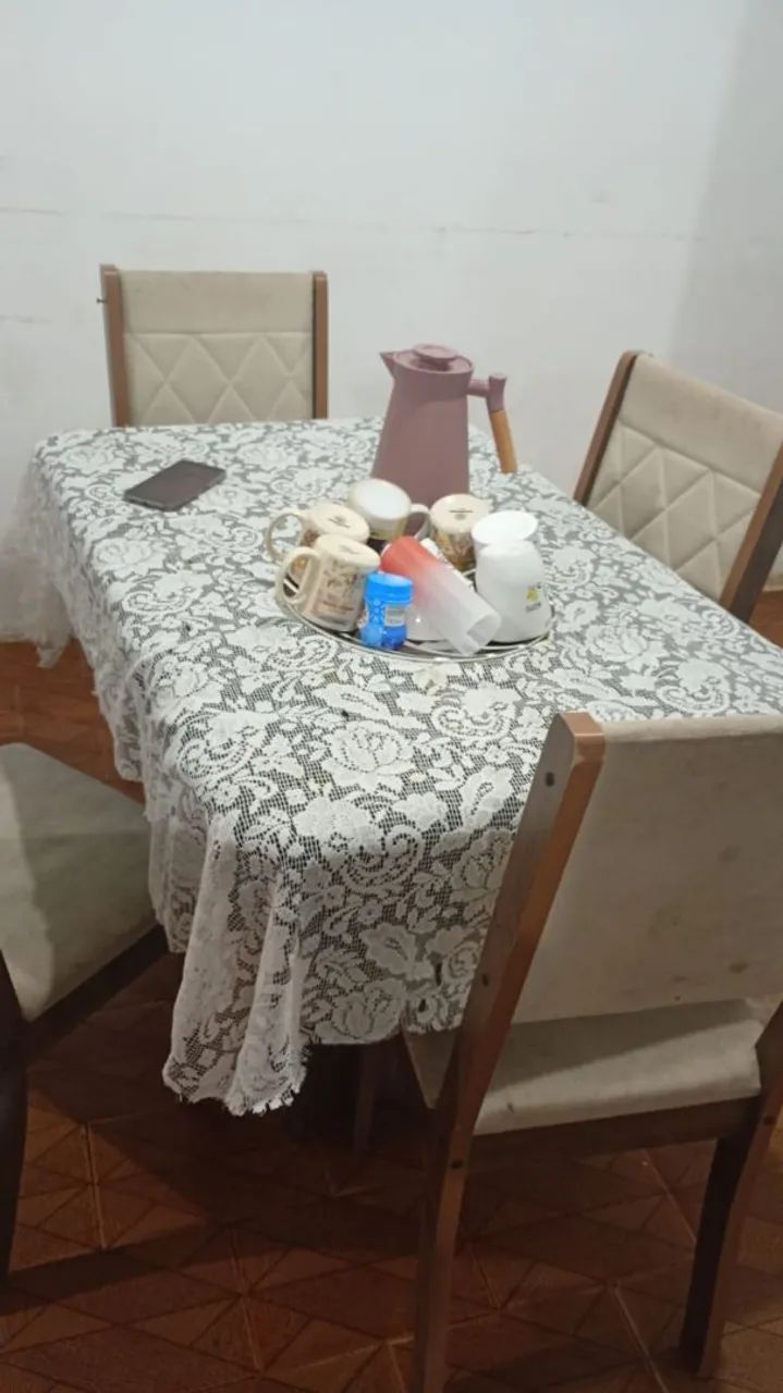 Vende-se uma mesa com 4 cadeiras 