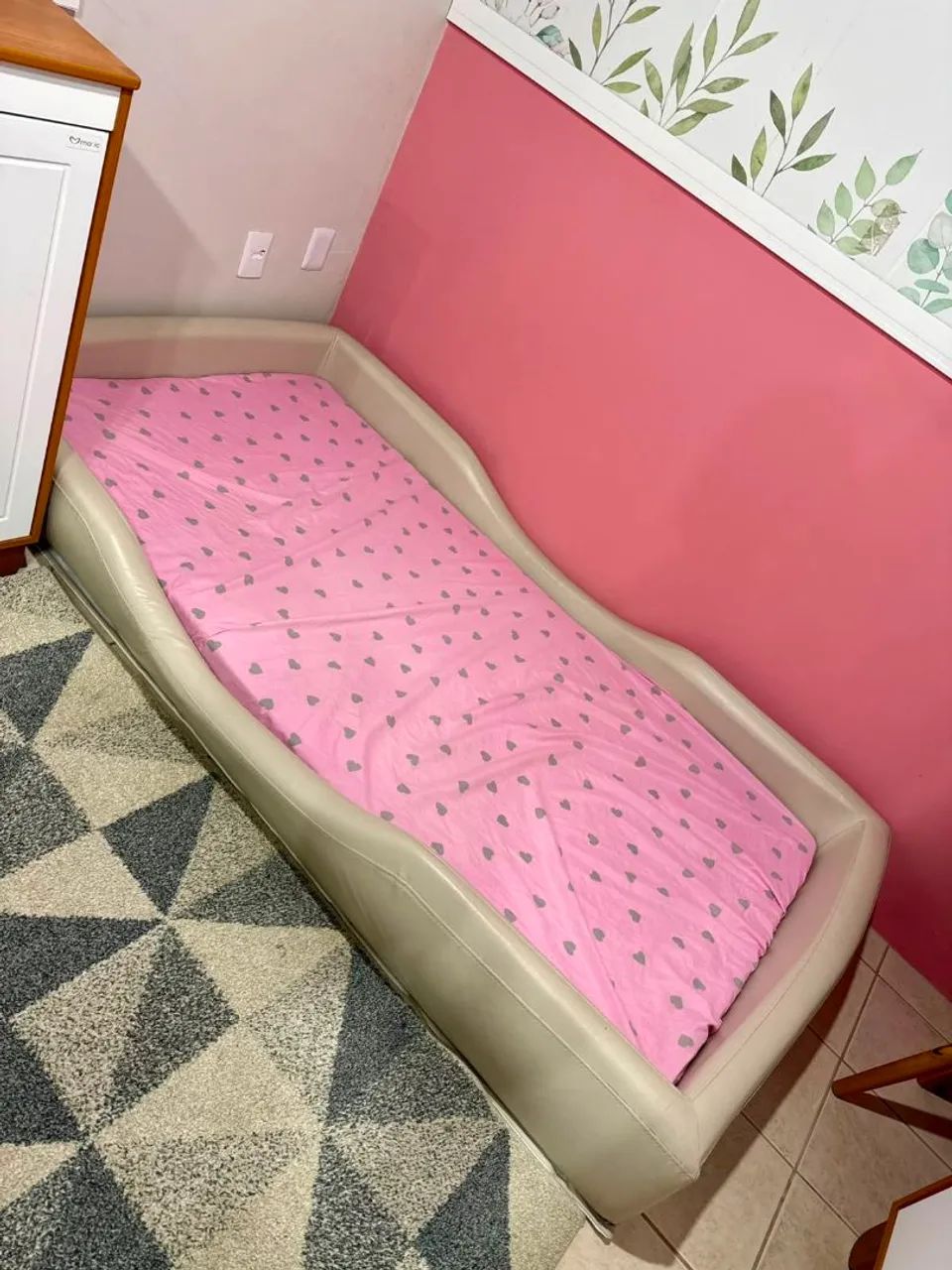 Cama montessoriana com colchão .