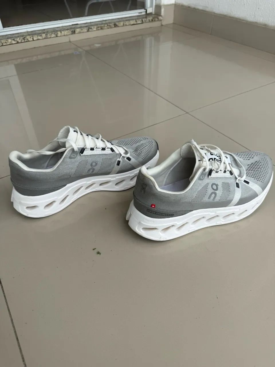 on running tenis cloudeclipse cloudtec cinza - Foto 2