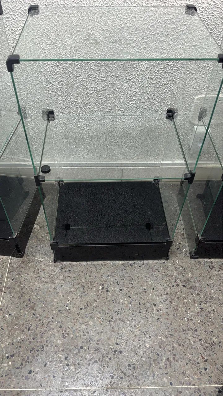 Vendo 4 vitrines de vidro 