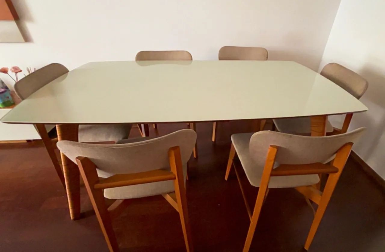 Conjunto de mesa de jantar de madeira maciça com 6 cadeiras! Super bem conservada! - Foto 4