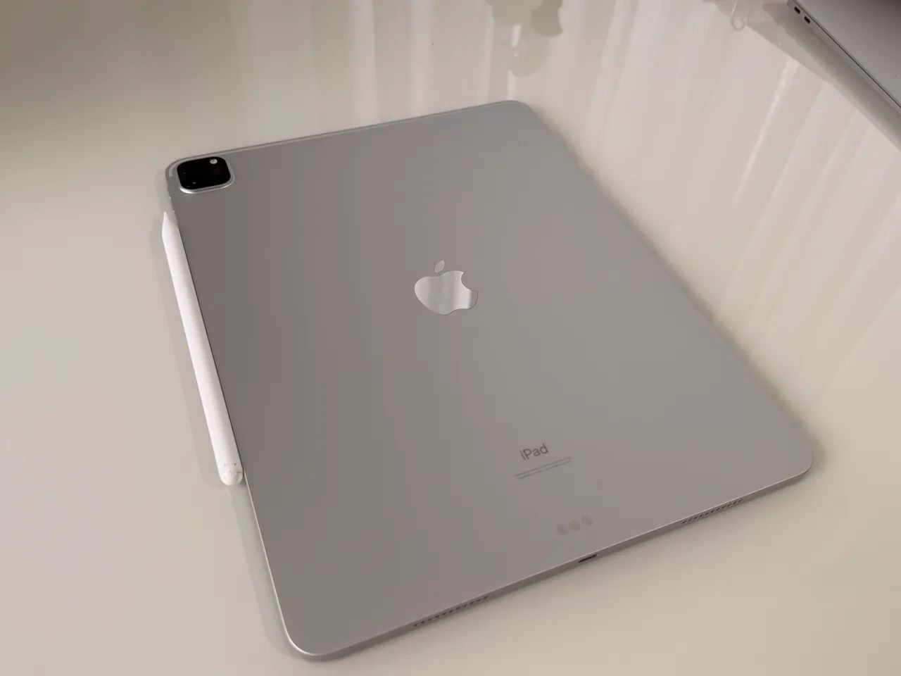 IPAD PRO M1 COM 12.9" DE 5ª GERAÇÃO - IMPECÁVEL - Foto 2