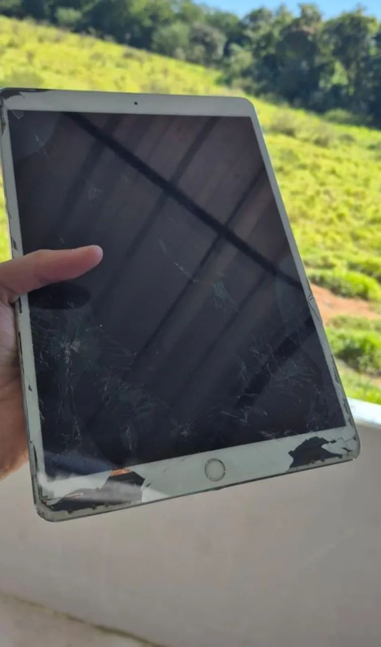 Vendo ipad pro a1701 tela esta quebrada mais funciona - Foto 2